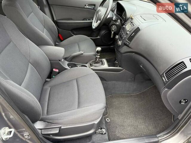 Сірий Хендай i30, об'ємом двигуна 1.6 л та пробігом 201 тис. км за 6800 $, фото 27 на Automoto.ua