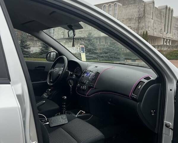 Серый Хендай i30, объемом двигателя 1.6 л и пробегом 197 тыс. км за 5999 $, фото 7 на Automoto.ua