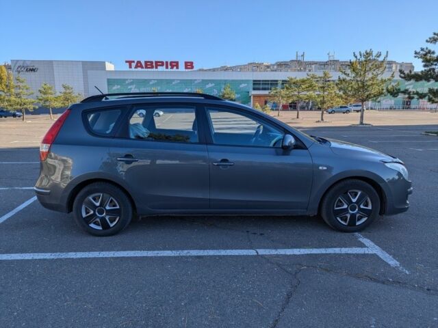Серый Хендай i30, объемом двигателя 1.6 л и пробегом 248 тыс. км за 5350 $, фото 6 на Automoto.ua