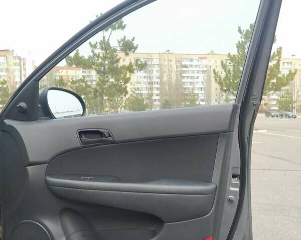 Серый Хендай i30, объемом двигателя 1.6 л и пробегом 248 тыс. км за 5350 $, фото 13 на Automoto.ua