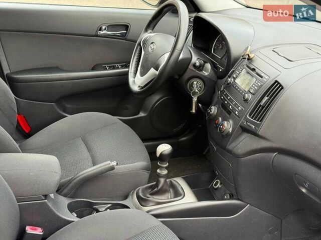 Сірий Хендай i30, об'ємом двигуна 1.6 л та пробігом 201 тис. км за 6800 $, фото 26 на Automoto.ua