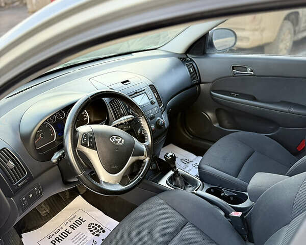 Серый Хендай i30, объемом двигателя 1.6 л и пробегом 191 тыс. км за 5900 $, фото 16 на Automoto.ua