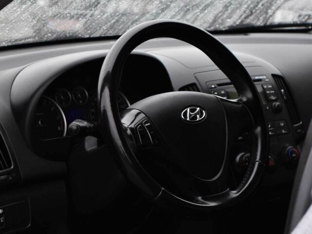 Сірий Хендай i30, об'ємом двигуна 1.4 л та пробігом 187 тис. км за 4999 $, фото 7 на Automoto.ua