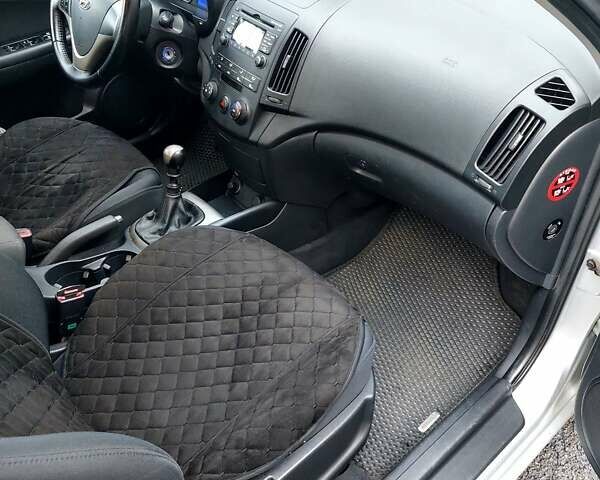 Серый Хендай i30, объемом двигателя 1.59 л и пробегом 250 тыс. км за 5400 $, фото 10 на Automoto.ua