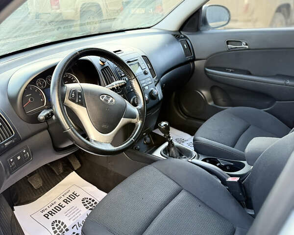 Серый Хендай i30, объемом двигателя 1.6 л и пробегом 191 тыс. км за 5900 $, фото 23 на Automoto.ua