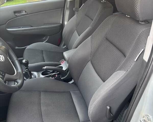 Серый Хендай i30, объемом двигателя 1.6 л и пробегом 206 тыс. км за 6100 $, фото 4 на Automoto.ua