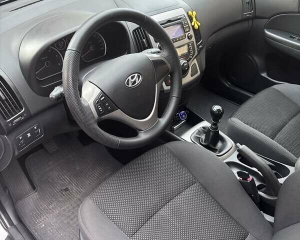 Серый Хендай i30, объемом двигателя 1.6 л и пробегом 206 тыс. км за 6100 $, фото 5 на Automoto.ua