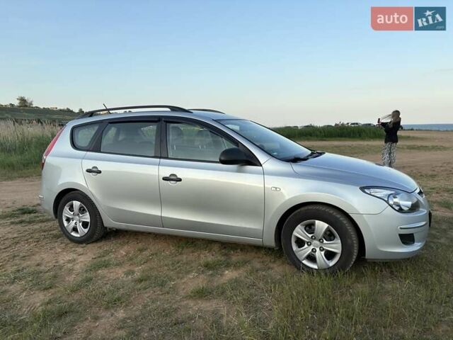 Серый Хендай i30, объемом двигателя 1.4 л и пробегом 143 тыс. км за 6000 $, фото 3 на Automoto.ua