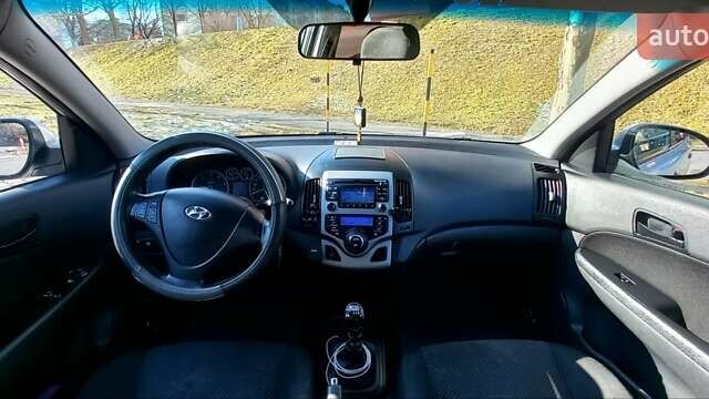 Серый Хендай i30, объемом двигателя 1.58 л и пробегом 227 тыс. км за 6300 $, фото 4 на Automoto.ua