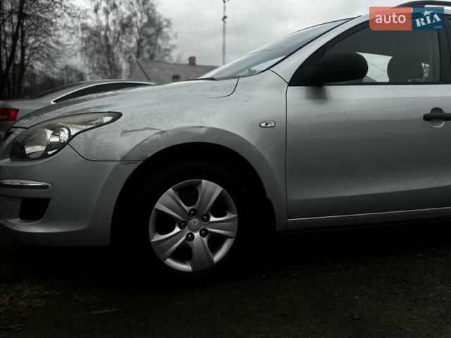 Серый Хендай i30, объемом двигателя 1.4 л и пробегом 265 тыс. км за 5700 $, фото 2 на Automoto.ua