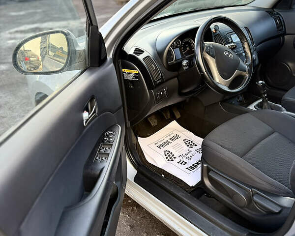 Серый Хендай i30, объемом двигателя 1.6 л и пробегом 191 тыс. км за 5900 $, фото 20 на Automoto.ua