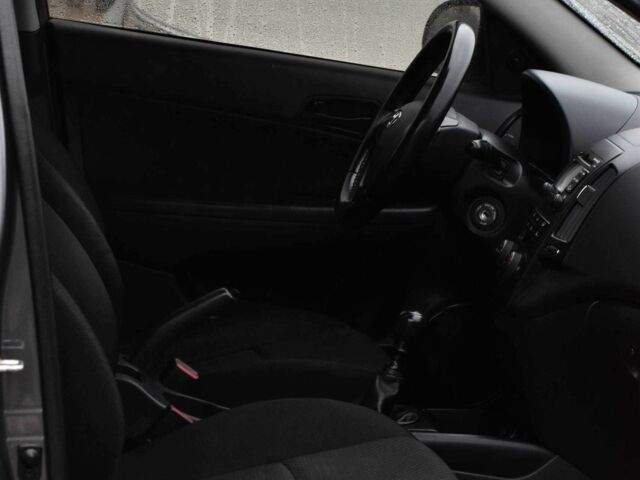 Сірий Хендай i30, об'ємом двигуна 1.4 л та пробігом 187 тис. км за 4999 $, фото 10 на Automoto.ua