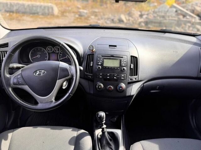 Серый Хендай i30, объемом двигателя 1.6 л и пробегом 190 тыс. км за 5850 $, фото 3 на Automoto.ua