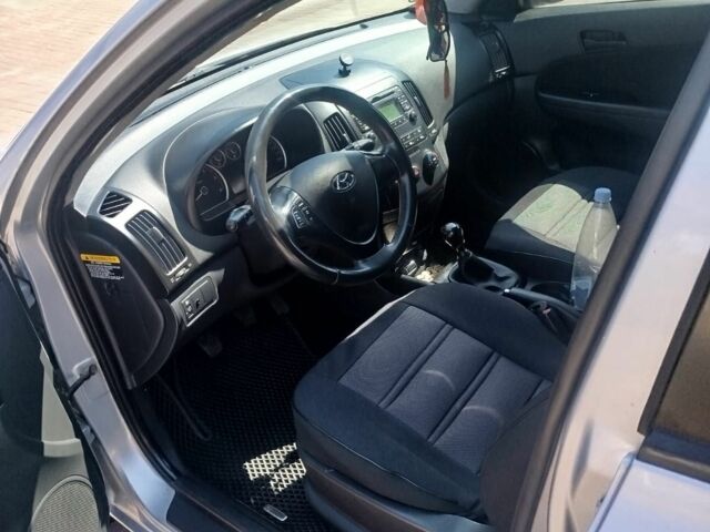 Серый Хендай i30, объемом двигателя 1.6 л и пробегом 300 тыс. км за 5800 $, фото 6 на Automoto.ua