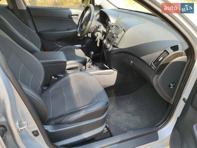 Серый Хендай i30, объемом двигателя 1.4 л и пробегом 158 тыс. км за 6333 $, фото 5 на Automoto.ua