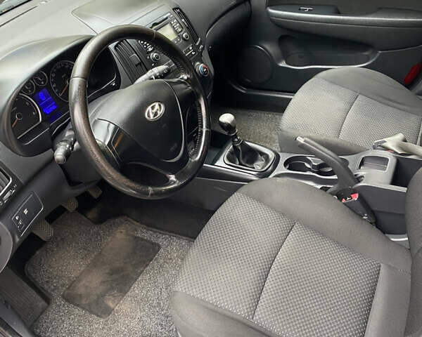 Серый Хендай i30, объемом двигателя 1.58 л и пробегом 189 тыс. км за 5600 $, фото 5 на Automoto.ua