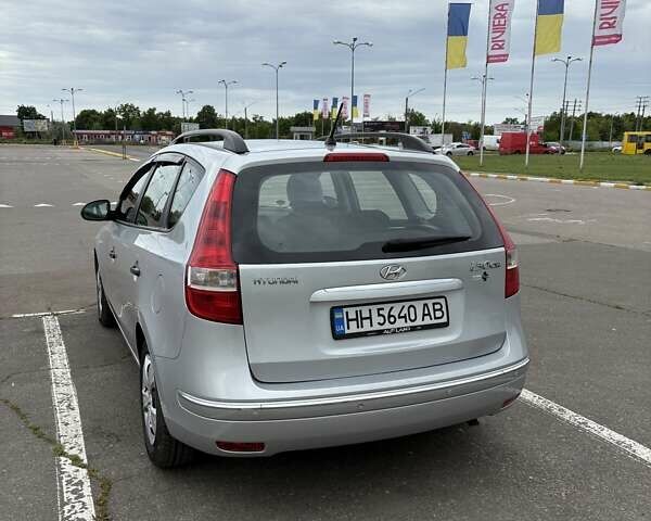 Серый Хендай i30, объемом двигателя 1.4 л и пробегом 143 тыс. км за 6000 $, фото 2 на Automoto.ua