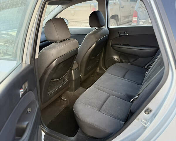 Серый Хендай i30, объемом двигателя 1.6 л и пробегом 191 тыс. км за 5900 $, фото 11 на Automoto.ua
