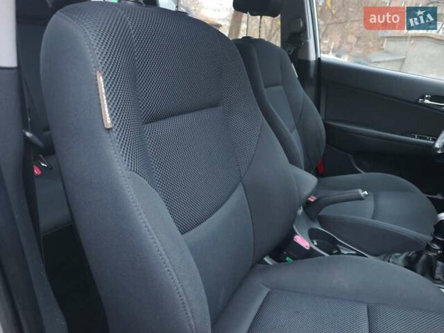 Серый Хендай i30, объемом двигателя 1.6 л и пробегом 190 тыс. км за 5697 $, фото 12 на Automoto.ua