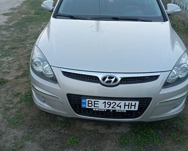 Серый Хендай i30, объемом двигателя 1.6 л и пробегом 135 тыс. км за 5500 $, фото 2 на Automoto.ua