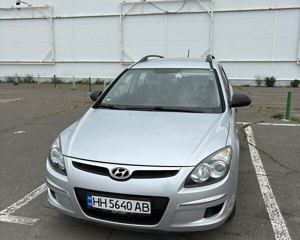 Серый Хендай i30, объемом двигателя 1.4 л и пробегом 143 тыс. км за 6000 $, фото 6 на Automoto.ua