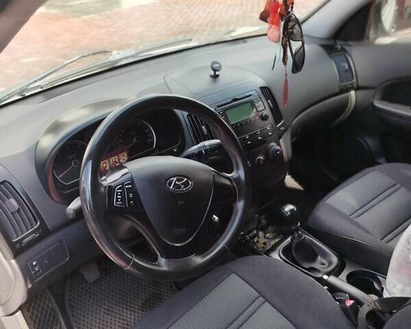 Хендай i30 2009 в Бердичеве на Automoto.ua Серый Хендай i30, объемом двигателя 1.6 л и пробегом 318 тыс. км за 5800 $, фото 13 на Automoto.ua