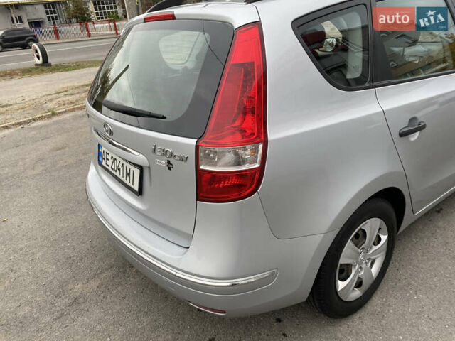 Сірий Хендай i30, об'ємом двигуна 1.4 л та пробігом 270 тис. км за 5800 $, фото 8 на Automoto.ua