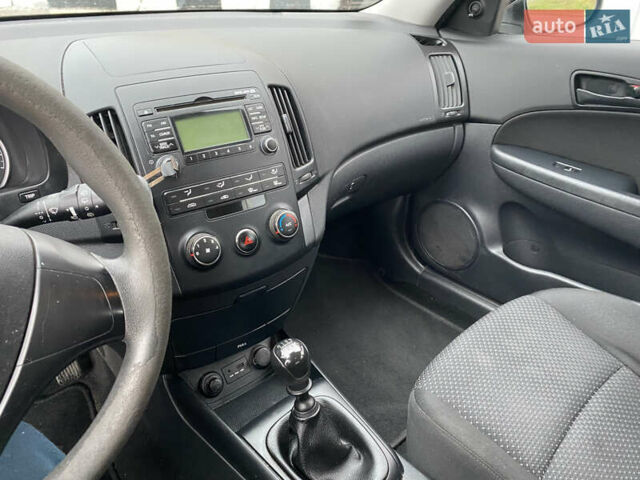 Сірий Хендай i30, об'ємом двигуна 1.4 л та пробігом 270 тис. км за 5800 $, фото 5 на Automoto.ua