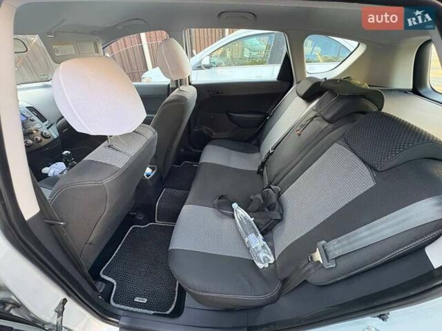 Серый Хендай i30, объемом двигателя 1.4 л и пробегом 143 тыс. км за 6000 $, фото 9 на Automoto.ua