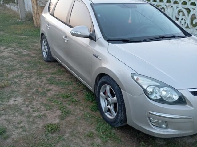 Серый Хендай i30, объемом двигателя 1.6 л и пробегом 135 тыс. км за 5500 $, фото 1 на Automoto.ua