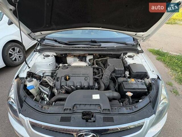 Серый Хендай i30, объемом двигателя 1.4 л и пробегом 143 тыс. км за 6000 $, фото 8 на Automoto.ua