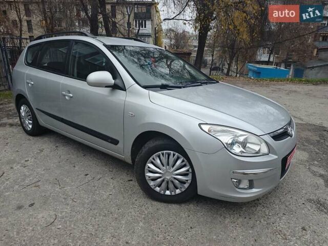 Серый Хендай i30, объемом двигателя 1.6 л и пробегом 190 тыс. км за 5697 $, фото 1 на Automoto.ua