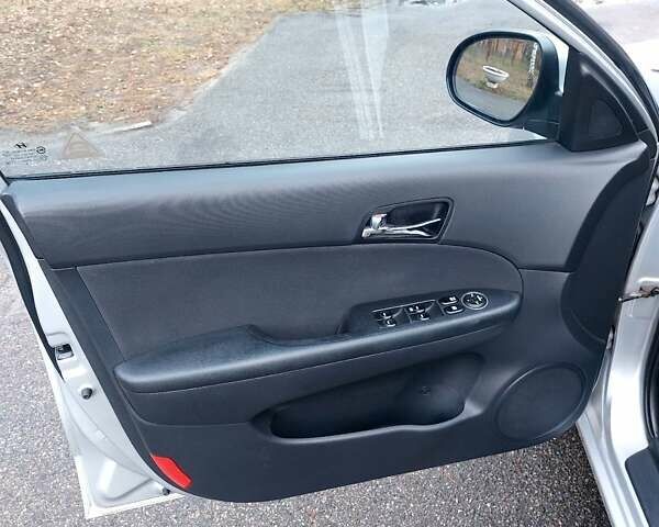 Серый Хендай i30, объемом двигателя 1.59 л и пробегом 250 тыс. км за 5400 $, фото 13 на Automoto.ua