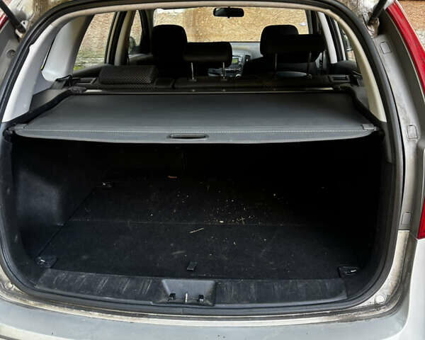 Серый Хендай i30, объемом двигателя 1.4 л и пробегом 265 тыс. км за 5700 $, фото 14 на Automoto.ua