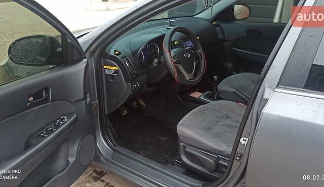 Серый Хендай i30, объемом двигателя 1.58 л и пробегом 230 тыс. км за 5700 $, фото 2 на Automoto.ua