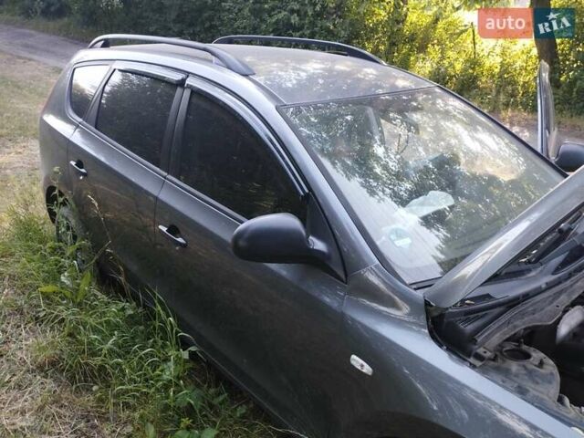 Серый Хендай i30, объемом двигателя 1.4 л и пробегом 228 тыс. км за 2700 $, фото 2 на Automoto.ua