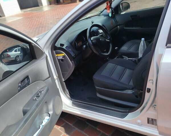 Хендай i30 2009 в Бердичеве на Automoto.ua Серый Хендай i30, объемом двигателя 1.6 л и пробегом 318 тыс. км за 5800 $, фото 11 на Automoto.ua