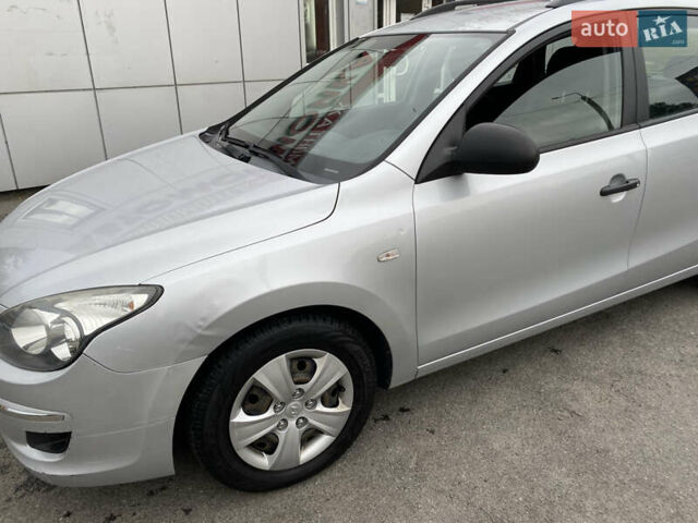 Сірий Хендай i30, об'ємом двигуна 1.4 л та пробігом 270 тис. км за 5800 $, фото 4 на Automoto.ua