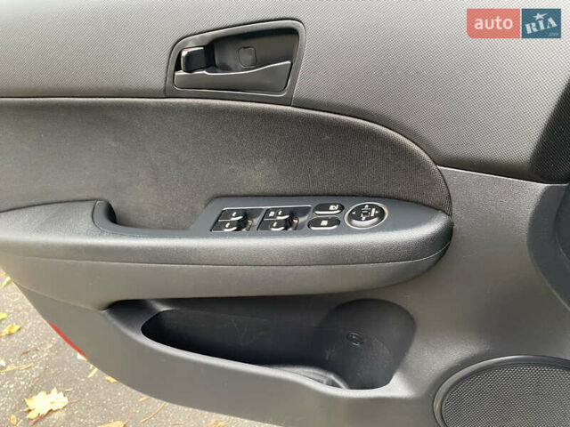 Серый Хендай i30, объемом двигателя 1.58 л и пробегом 189 тыс. км за 5600 $, фото 7 на Automoto.ua