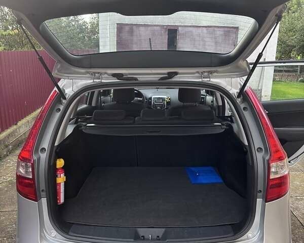 Серый Хендай i30, объемом двигателя 1.6 л и пробегом 206 тыс. км за 6100 $, фото 2 на Automoto.ua