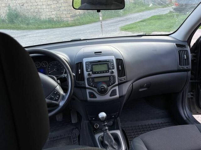 Серый Хендай i30, объемом двигателя 1.6 л и пробегом 270 тыс. км за 5600 $, фото 6 на Automoto.ua