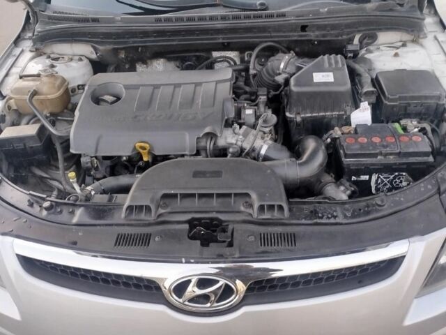 Серый Хендай i30, объемом двигателя 1.6 л и пробегом 300 тыс. км за 5800 $, фото 5 на Automoto.ua