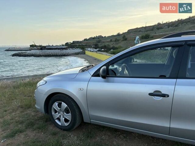 Серый Хендай i30, объемом двигателя 1.4 л и пробегом 143 тыс. км за 6000 $, фото 5 на Automoto.ua