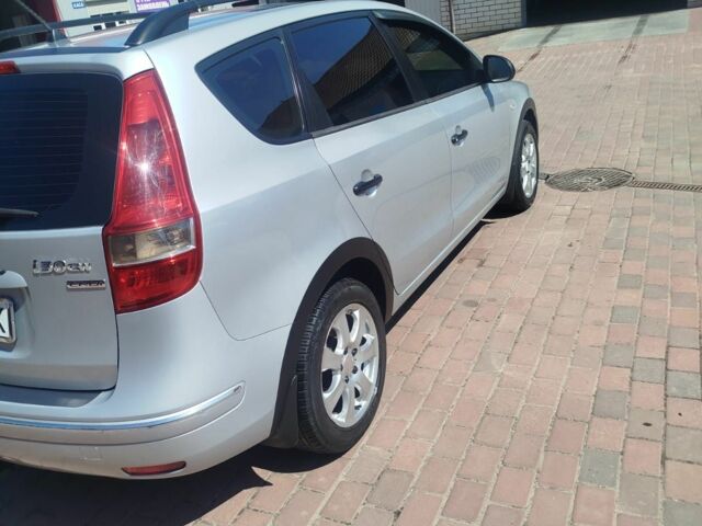 Серый Хендай i30, объемом двигателя 1.6 л и пробегом 300 тыс. км за 5800 $, фото 2 на Automoto.ua