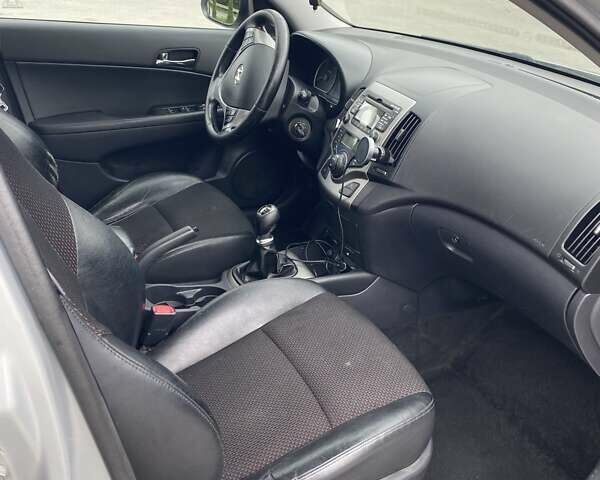 Сірий Хендай i30, об'ємом двигуна 1.6 л та пробігом 334 тис. км за 6500 $, фото 2 на Automoto.ua