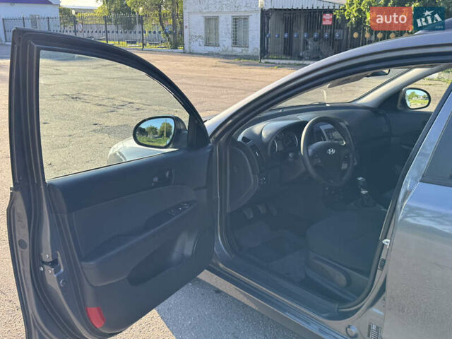 Серый Хендай i30, объемом двигателя 1.6 л и пробегом 170 тыс. км за 6650 $, фото 8 на Automoto.ua