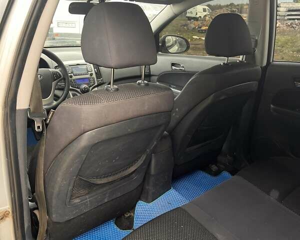 Серый Хендай i30, объемом двигателя 1.6 л и пробегом 447 тыс. км за 5200 $, фото 10 на Automoto.ua