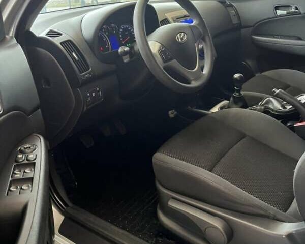 Серый Хендай i30, объемом двигателя 1.6 л и пробегом 255 тыс. км за 5500 $, фото 4 на Automoto.ua
