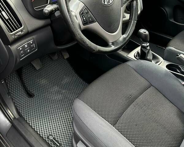 Серый Хендай i30, объемом двигателя 1.58 л и пробегом 263 тыс. км за 5400 $, фото 12 на Automoto.ua