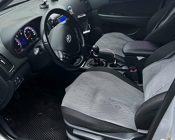 Серый Хендай i30, объемом двигателя 1.4 л и пробегом 190 тыс. км за 6100 $, фото 3 на Automoto.ua
